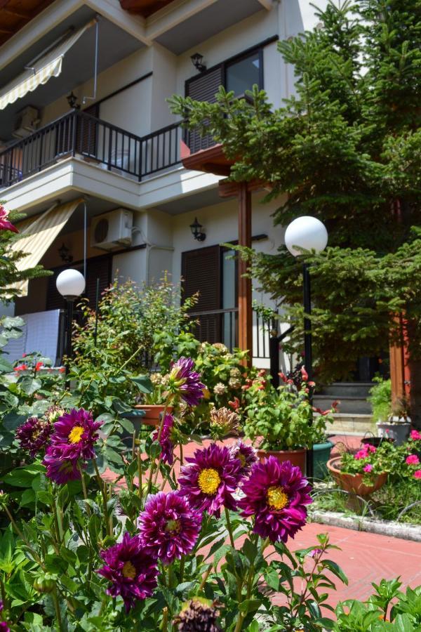 פלטמונס Manos Kritikakis Apartments מראה חיצוני תמונה