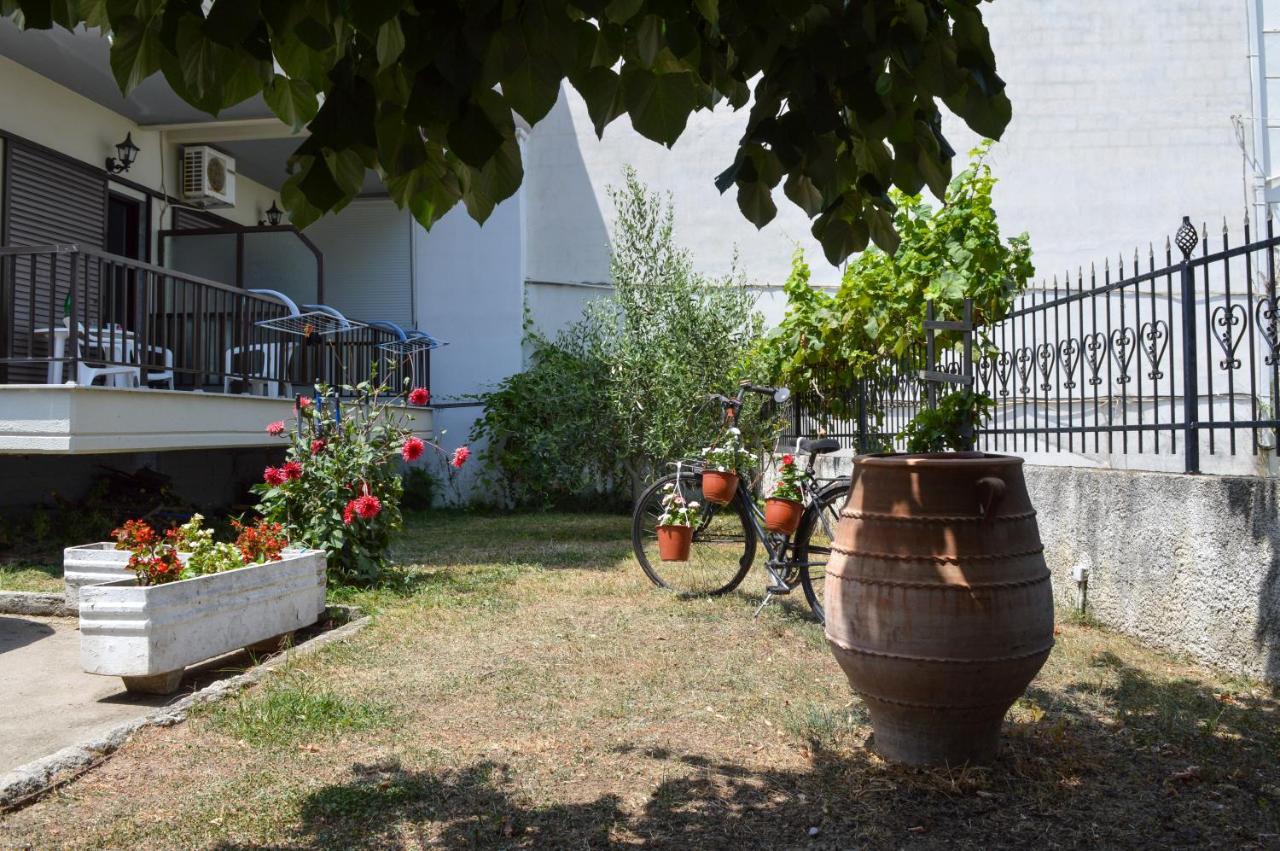 פלטמונס Manos Kritikakis Apartments מראה חיצוני תמונה