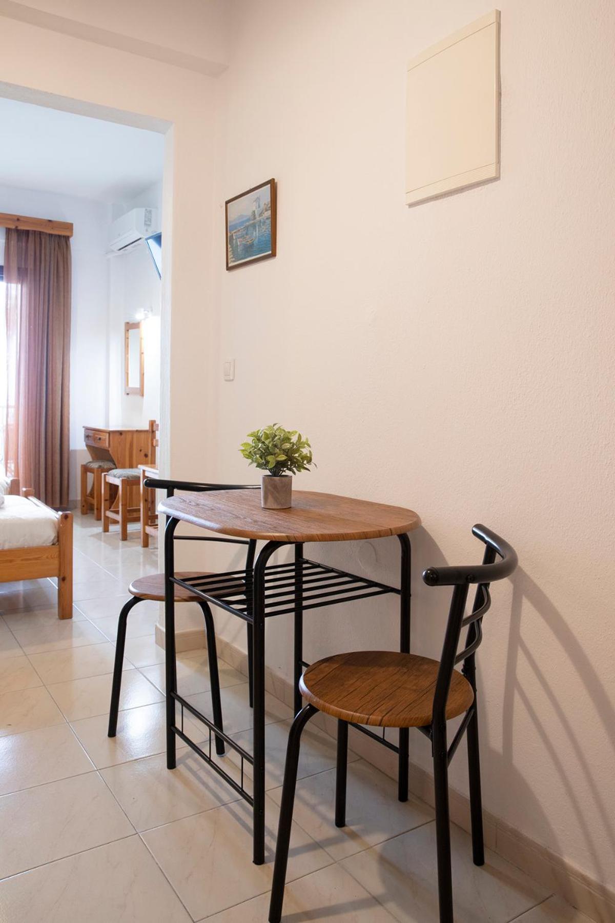פלטמונס Manos Kritikakis Apartments מראה חיצוני תמונה
